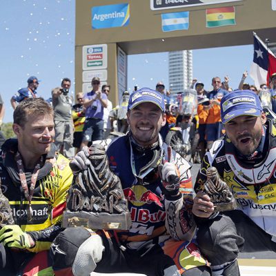 slovenský motocyklový pretekár Štefan Svitko, Austrálčan Toby Price, Pablo Quintanilla z Čile trofeje víťazstvo oslava